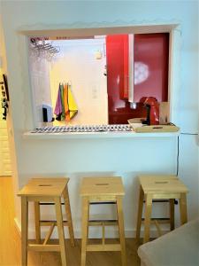 阿尔加罗沃Bonito Apartamento en Algarrobo-Costa的一间带两个凳子和台面的腿部厨房