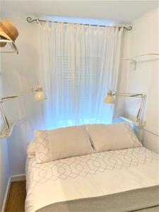 阿尔加罗沃Bonito Apartamento en Algarrobo-Costa的一间卧室配有一张带窗户的床
