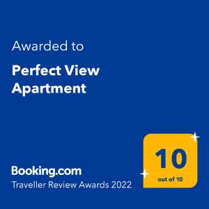 锡纳亚Perfect View Apartment的带有文本的黄色标志,希望完美地查看约会