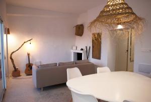 阿尔么丽亚Exclusivo cortijo con piscina privada的客厅配有沙发和桌子