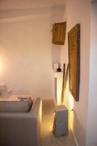阿尔么丽亚Exclusivo cortijo con piscina privada的客厅配有沙发和桌子