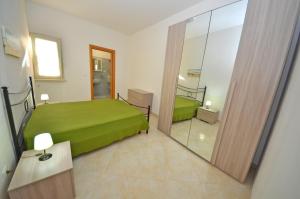 科尔萨诺VillettaPuce的小房间设有绿化床和镜子
