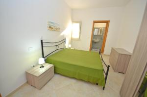 科尔萨诺VillettaPuce的一间位于客房内的带绿床的卧室