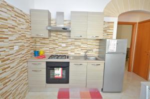 科尔萨诺VillettaPuce的厨房配有冰箱和炉灶。 顶部烤箱