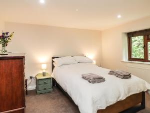 巴特尔Loose Farm Lodge的卧室设有一张白色大床和一扇窗户。