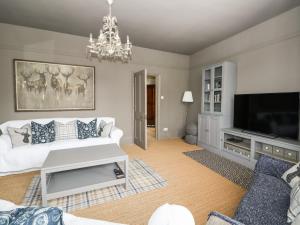 亨斯坦顿Troon Cottage的客厅配有白色沙发和电视
