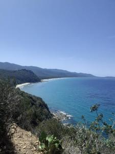 加沃拉诺Relax, tramonti, natura e mare. Autentica Maremma的从山丘上欣赏海景