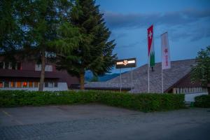 HembergHotel Swiss Views的前面有两面旗帜的建筑