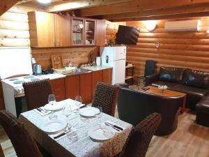 乌尔齐尼Holiday House Kruce的一间带桌椅的用餐室和一间厨房