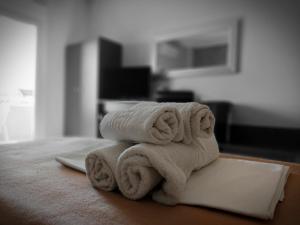 尼亚·卡利克拉提亚Hotel Epavli的床上的一大堆毛巾