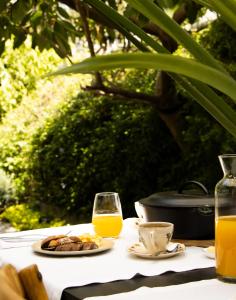 利马Atemporal的一张桌子,上面放着一盘食物和一杯橙汁