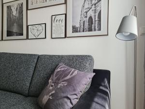 斯泰尔维奥Apartment Traube - Stelvio的客厅配有沙发和墙上的一些图片