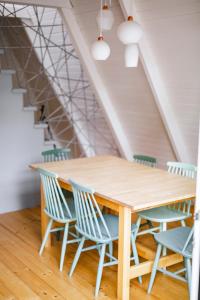 日基Domek Mały Las的楼梯间里的木桌和椅子