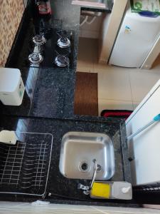 里约布兰科Condomínio DINASEG的厨房柜台设有水槽和炉灶。