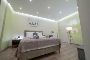 塞萨洛尼基Luxury Suites with KING-SIZED bed的一间卧室,卧室内配有一张大床