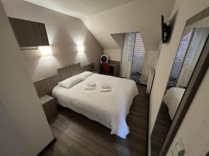 菲雅克HOTEL LE FOIRAIL的卧室配有一张白色大床