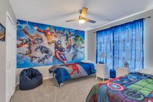 奥兰多Disney Themed Home Entire House with Private Pool close to Disney的一间卧室配有两张床和一张超级英雄壁画