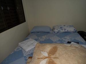 马林加Pousada Catarina的一间小卧室,配有两张床和窗户