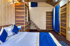 奈尼塔尔Royal Cliff Resorts的一间带大床和楼梯的卧室