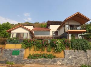 拉瓦萨市Soul Tree Villa 50 Super Luxury Villa with heated plunge pool and jacuzzi的花房,在挡墙上