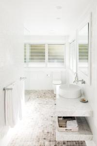 Patonga BeachThe Patonga Hotel的白色的浴室设有浴缸和水槽。