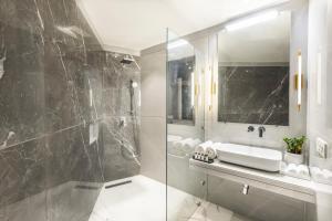 新德里Hotel Star - Near Delhi Airport的一间带玻璃淋浴和水槽的浴室