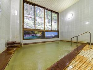 Okuwa阿寺温泉 フォレスパ木曽あてら荘的窗户房间里有一个大型水池