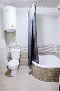 KokandReikartz Kokand的浴室配有卫生间、浴缸和水槽。