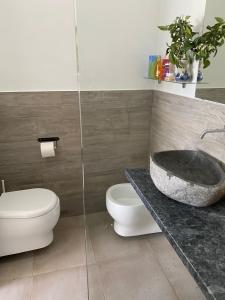 普拉亚·阿马勒Appartamento nel fabbricato denominato Il Castello的一间带水槽和卫生间的浴室