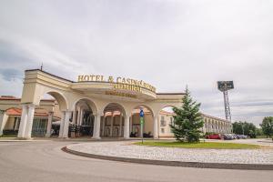 科济纳Casino & Hotel ADMIRAL Kozina的酒店和赌场大楼前方有圣诞树