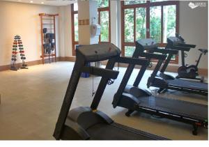 AracêVISTA AZUL FLAT RESIDENCIAL的一间健身房,里面配有几台跑步机