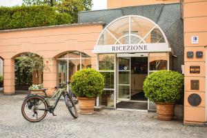 卢加诺Villa Sassa Hotel, Residence & Spa - Ticino Hotels Group的停在商店前的自行车