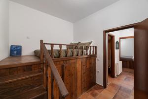 LáermaPure Nature Cottage的客房设有双层床和镜子。