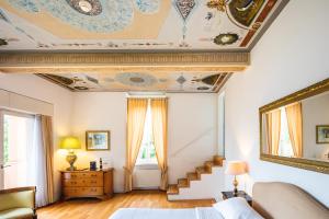 卢加诺Villa Sassa Hotel, Residence & Spa - Ticino Hotels Group的一间卧室设有一张床,天花板设有楼梯