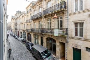 波尔多Bordeaux Bouquiere的一条街道,汽车停在大楼的一侧