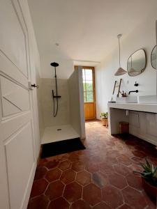ComprégnacLes Roches的带淋浴的浴室和白色门