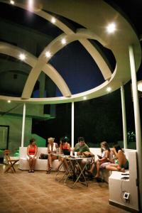 法里拉基奥米洛斯酒店的一群人坐在一张沙发上的桌子旁