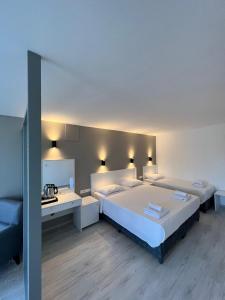 伊斯坦布尔半岛酒店的酒店客房 - 带两张床、一张桌子和一张床