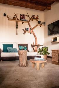 卡尔奇Social Garden的客厅配有沙发和树 ⁇ 咖啡桌