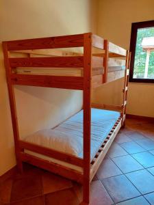 San Biagio SaracinescoLe Tre Dimore - Rifugio Aceroni的客房内的两张双层床
