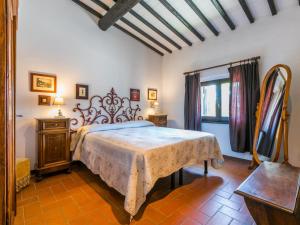 BelvedereApartment Bardeggiano - Caterina 1 by Interhome的一间卧室设有一张大床和一个窗户。