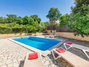 卡隆赫Holiday Home Mas Pere by Interhome的一个带2把躺椅的游泳池和一个游泳池