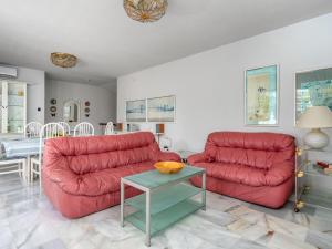 米哈斯科斯塔Villa Querida by Interhome的客厅配有两张红色的沙发和一张桌子