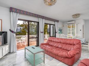 米哈斯科斯塔Villa Querida by Interhome的客厅配有红色的沙发和桌子