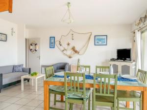 米尼赞海滩Holiday Home Le Hameau des Pêcheurs 5-1 by Interhome的用餐室以及带桌椅的起居室。