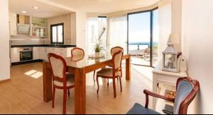 托罗克斯Villa Torre Paraíso的厨房以及带桌椅的用餐室。