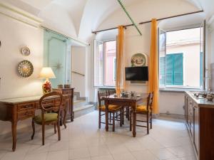里瓦利古雷Holiday Home Casa della Mamma by Interhome的厨房以及带桌椅的用餐室。