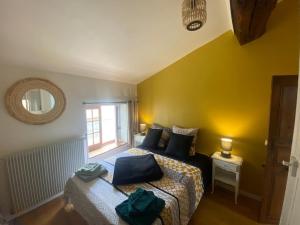 克卢尼修道院阁楼公寓的一间卧室设有两张床和窗户。
