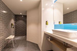 布鲁塞尔Holiday Inn Express Brussels-Grand-Place, an IHG Hotel的浴室设有白色水槽和镜子