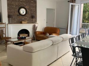 弗雷瑞斯VILLA MAGALI的客厅配有白色沙发和壁炉